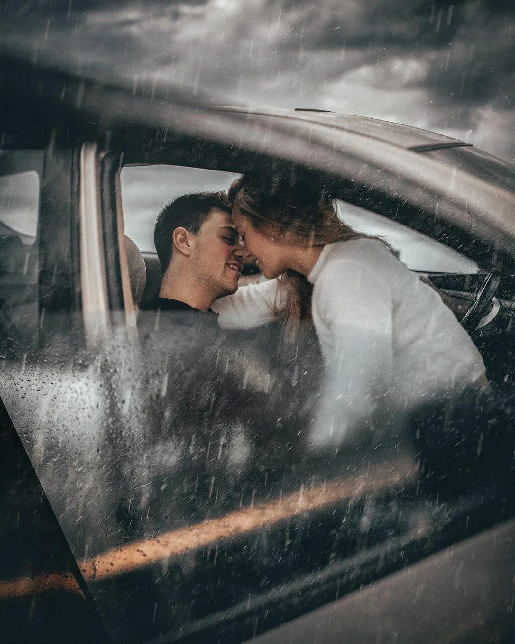 Поцелуй в машине. Пара в авто. Love story с машиной. Любовь в машине. Занятие любовью в машине.