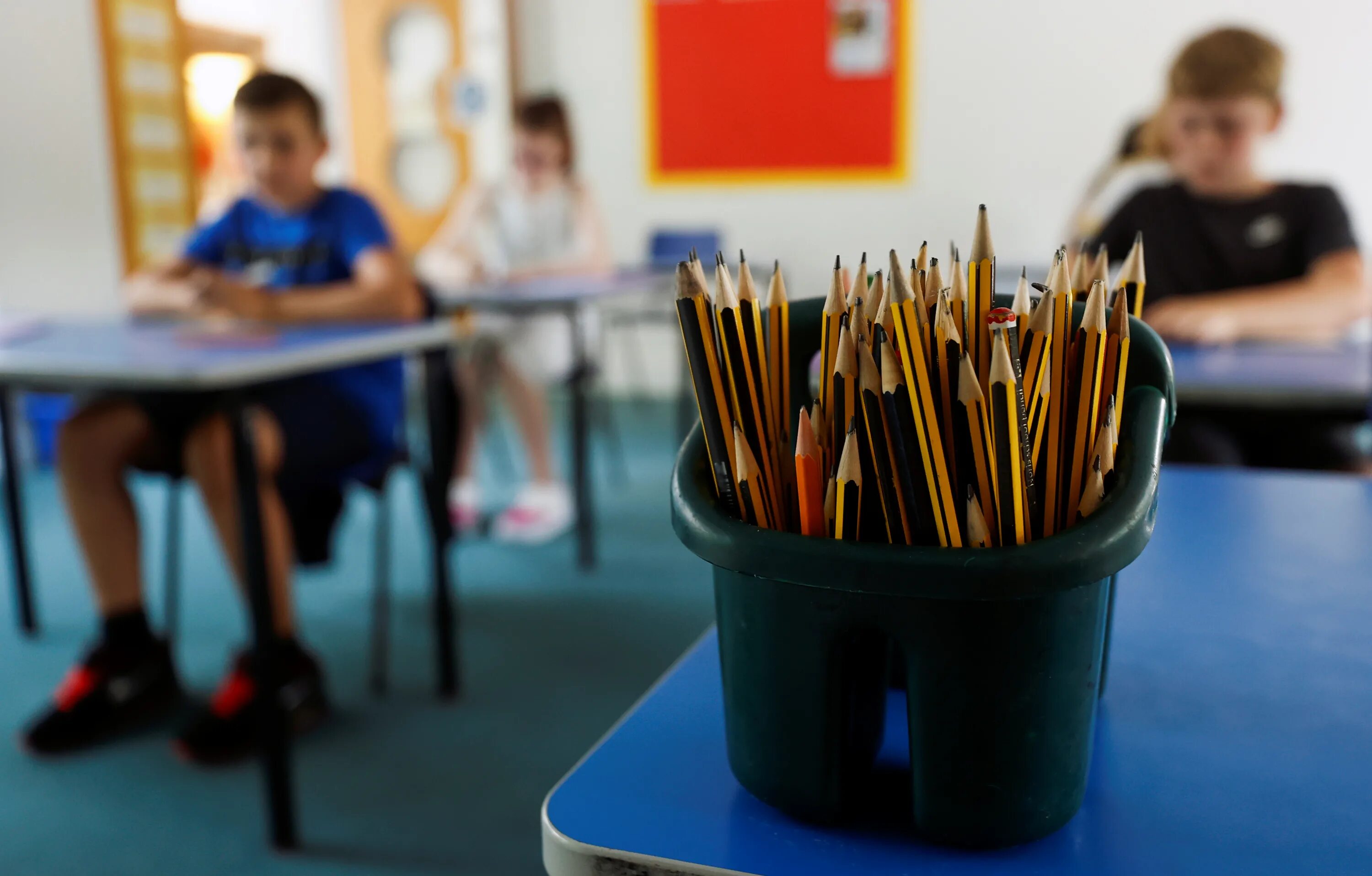 Limits school. Экзамен в Великобритании для начальной школы. Оранжевый класс в школе. Hand out Pencils in a Classroom.