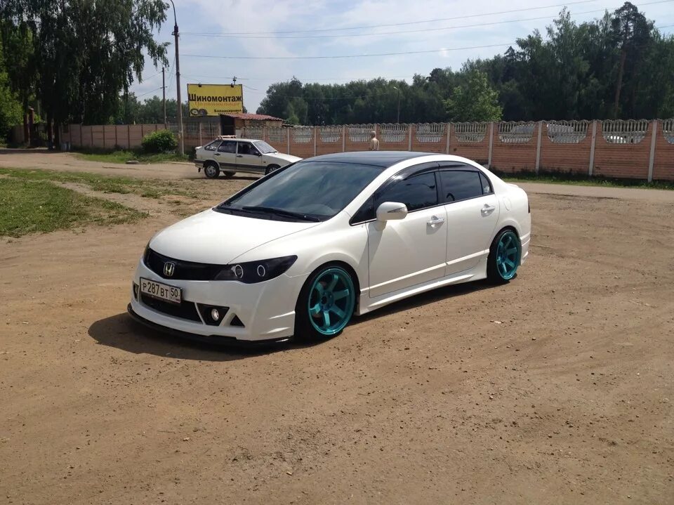 Honda civic колеса. Honda Civic 4d r18. Honda Civic 4d черные диски. Honda Civic 2008 Tuning r 18. Honda Civic 4d te37.