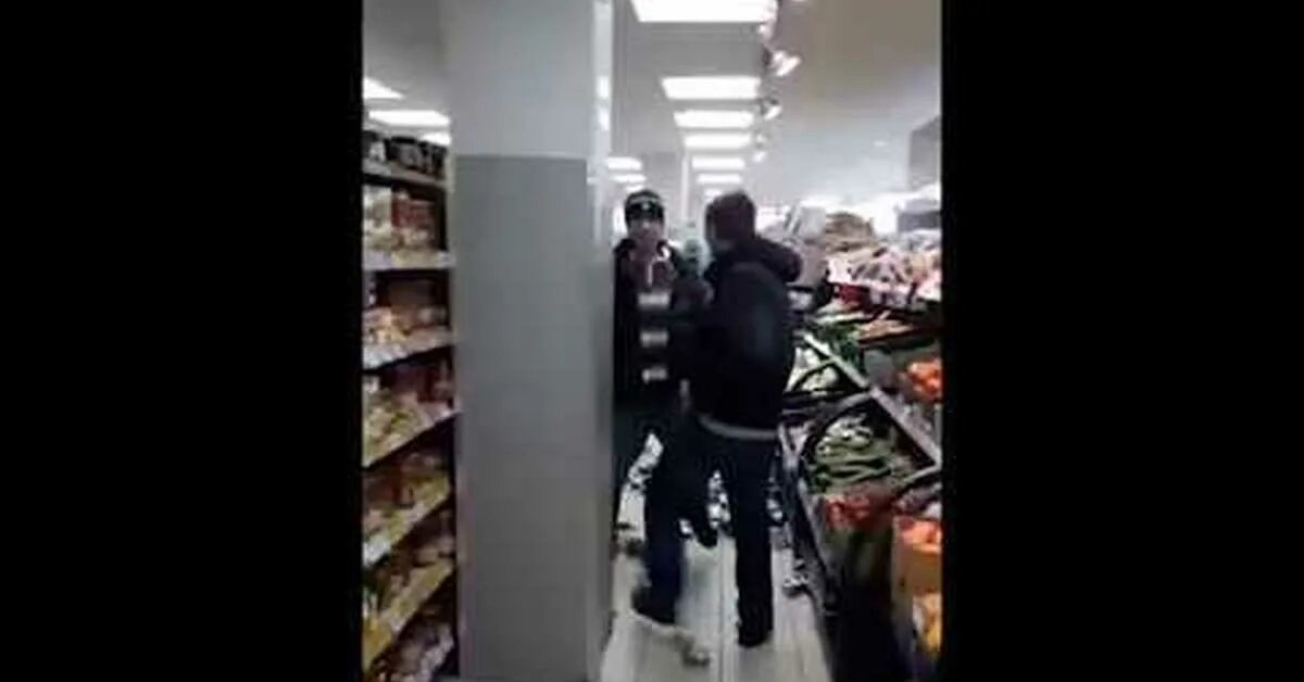 Видео магазин мужчин. Драка в продуктовом магазине.