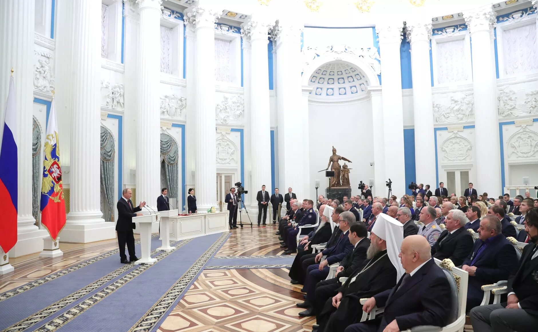 Зал наград. Екатерининский зал сенатского дворца. путин кремль екатерининский зал. екатерининский зал кремля вручение. екатерининский зал большого кремлевского дворца.