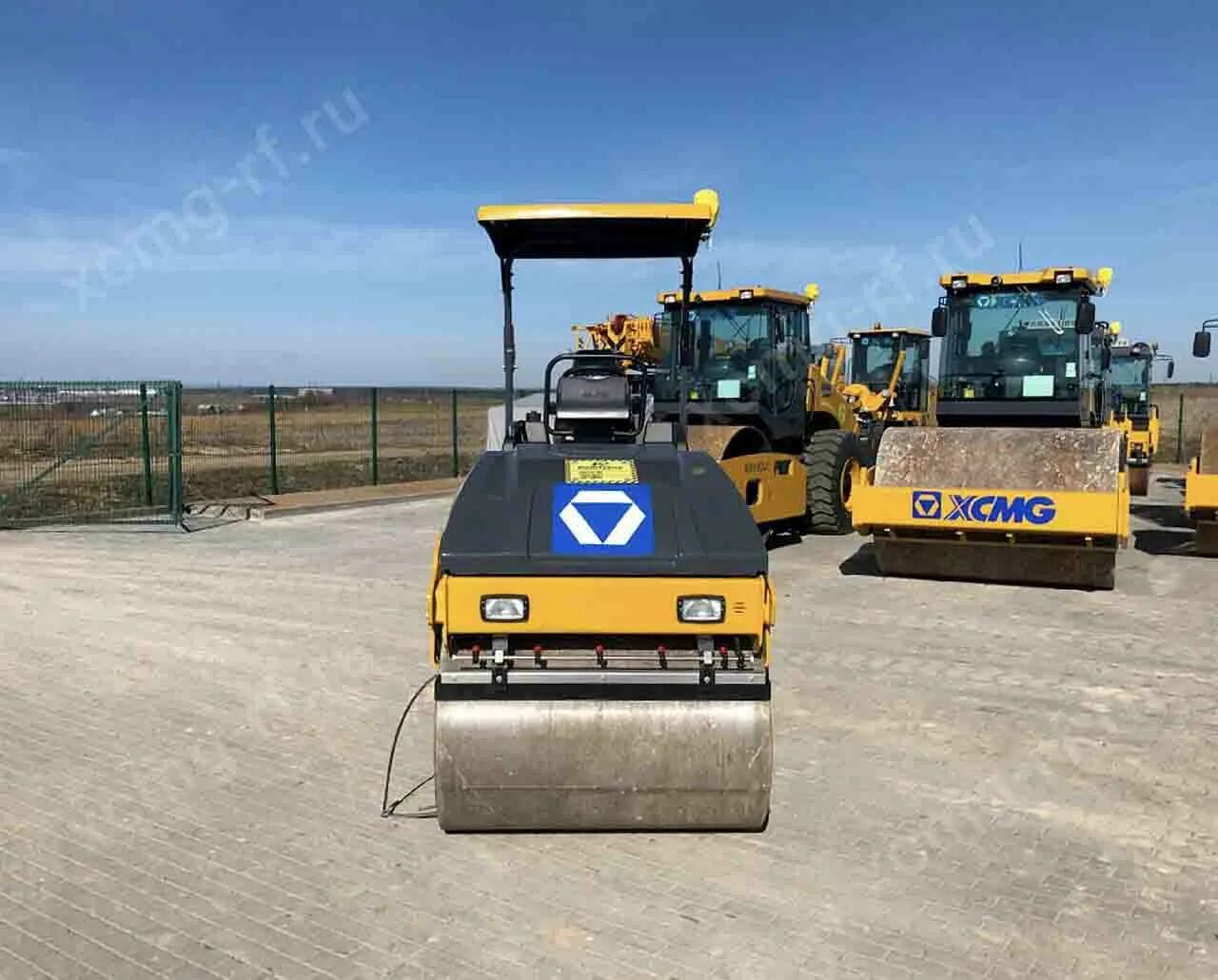 Каток xcmg xmr403. Каток двухвальцовый xcmg xmr403. xmr403 каток дорожный. xcmg 403 каток.