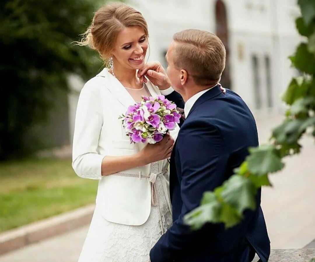 Замужем за отца. Невеста плачет. Любовь с большой разницей в возрасте. Старый жених и молодая невеста. Свадьба старика и девочки.