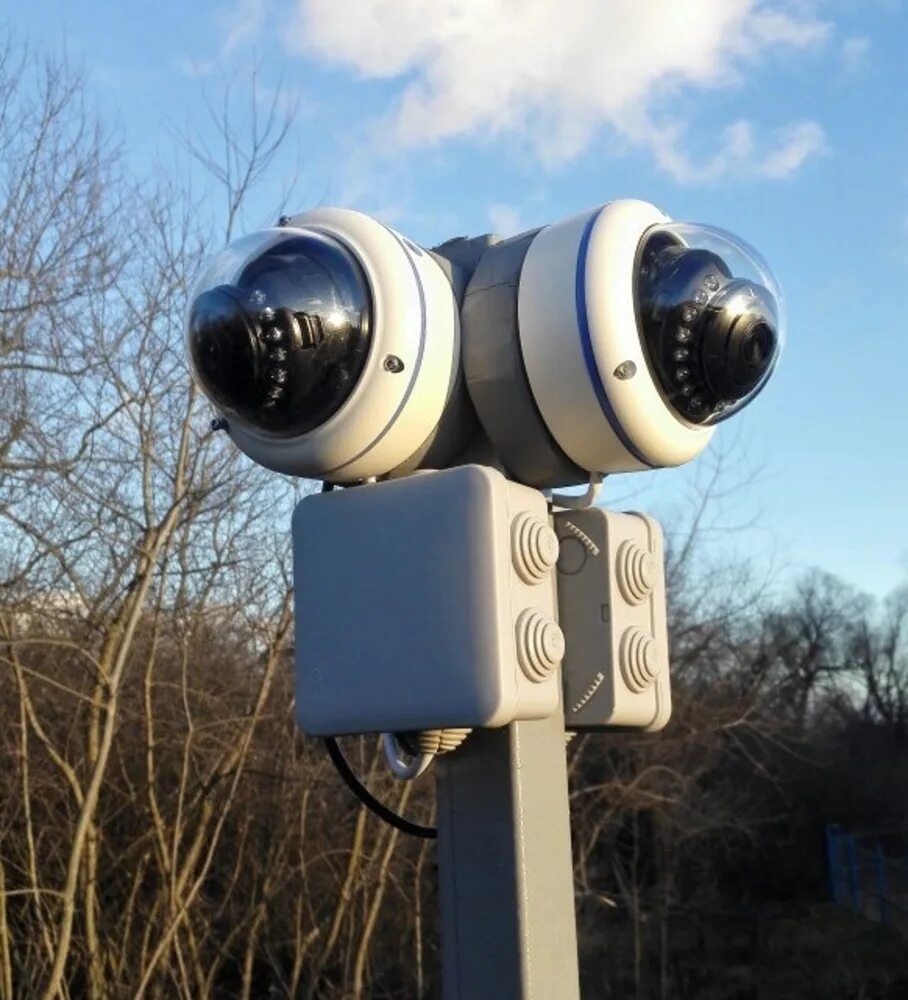 Установщик видеонаблюдения. Ерпелние камер на столб. Крепление на столб для видеокамер. Видеонаблюдение на столбе. Монтаж видеонаблюдения.