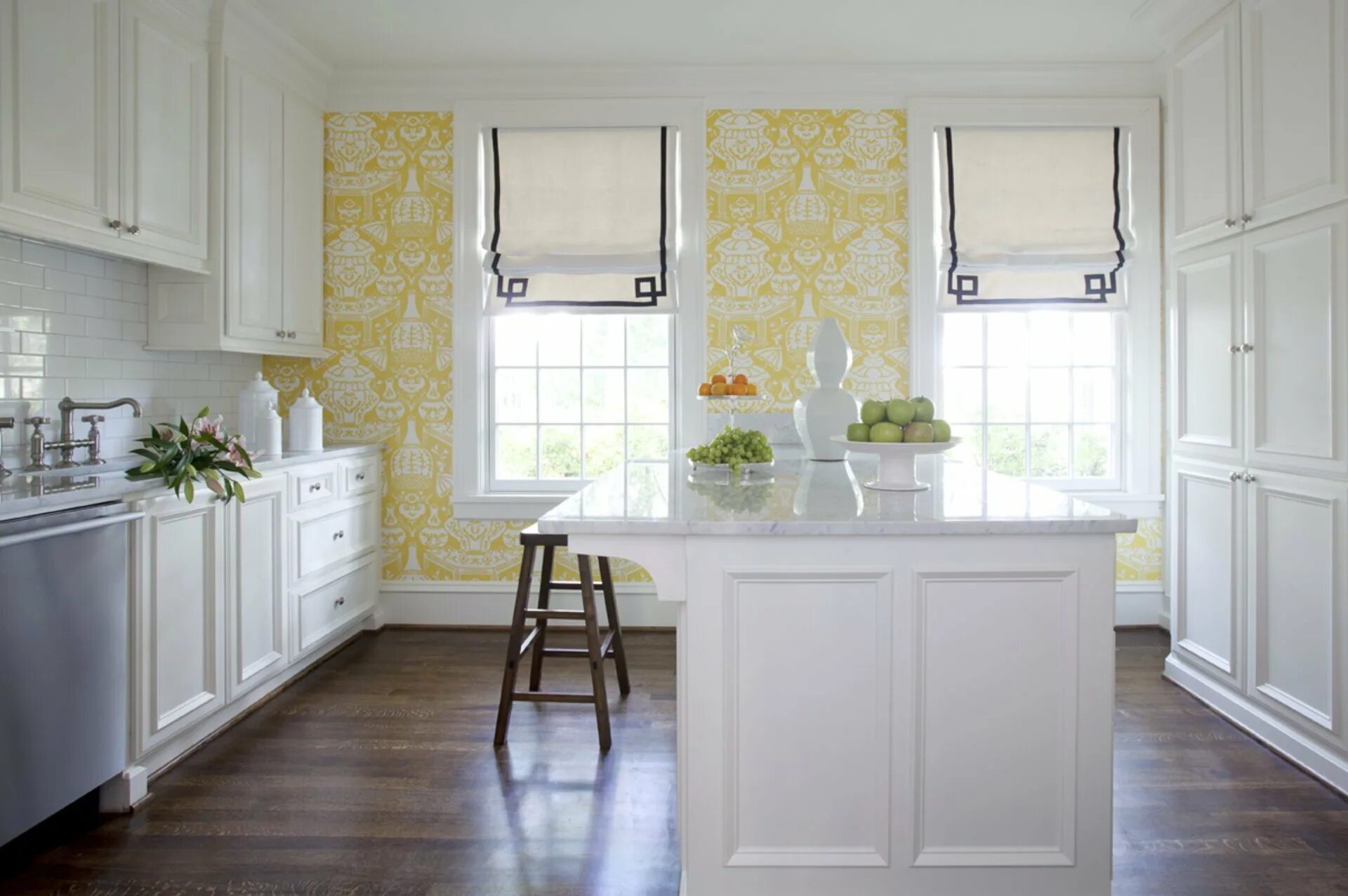 Фото обоев белой кухни. Обои в интерьере кухни. Обои для белой кухни в интерьере. Расцветка обоев для кухни. Цвет стен для белой кухни.