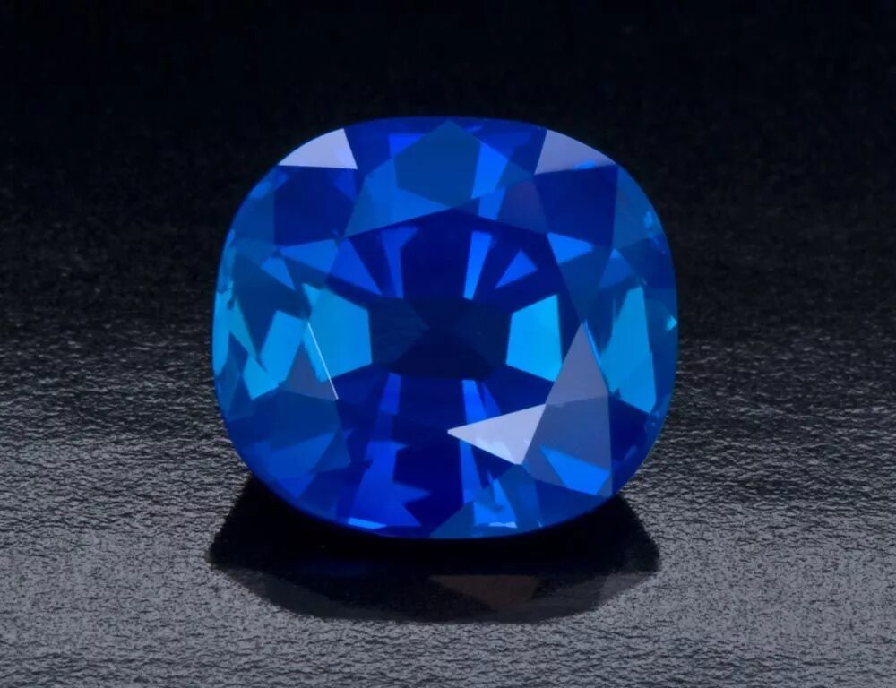 Sapphire сапфир. Астерический сапфир. Драгоценные камни сапфир. Синий сапфир камень. Темно-синий камень драгоценный сапфир.