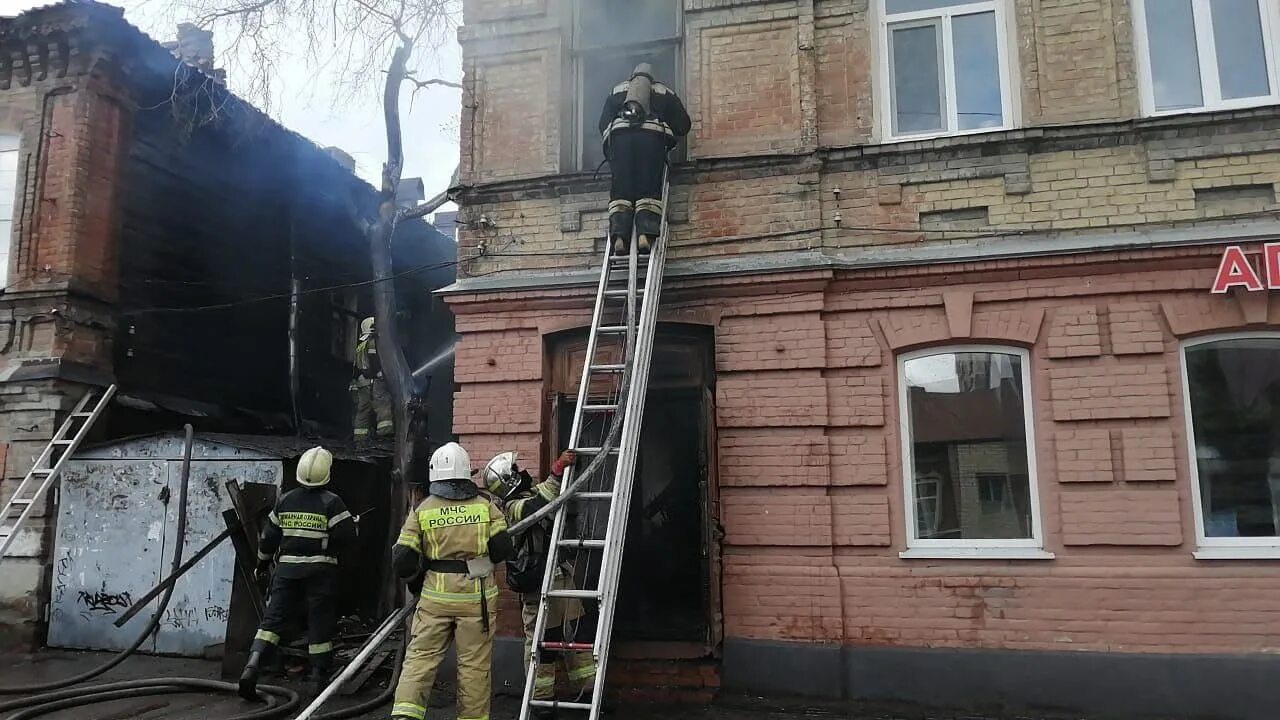 Взрывы в саратове сейчас. Чапаева 97 Саратов. Пожар на Зарубина Саратов. Сгорел дом в двухэтажный в Моршанске. Горит двухэтажный дом Саратов сейчас.