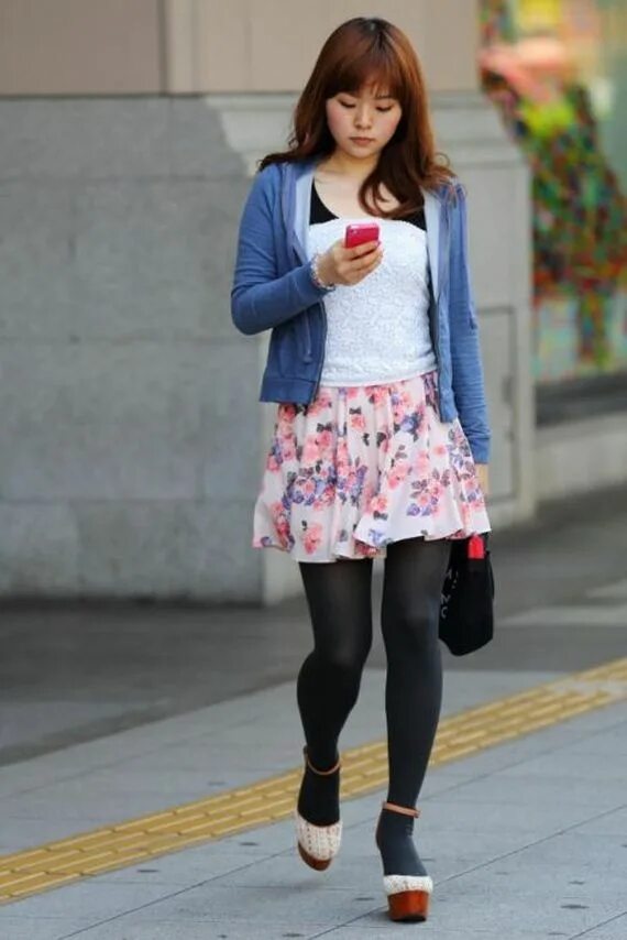 женщины на улицах города. обычные девушки на улице. красивые женщины на улице. женщины на улицах города. корейские девушки на улице.