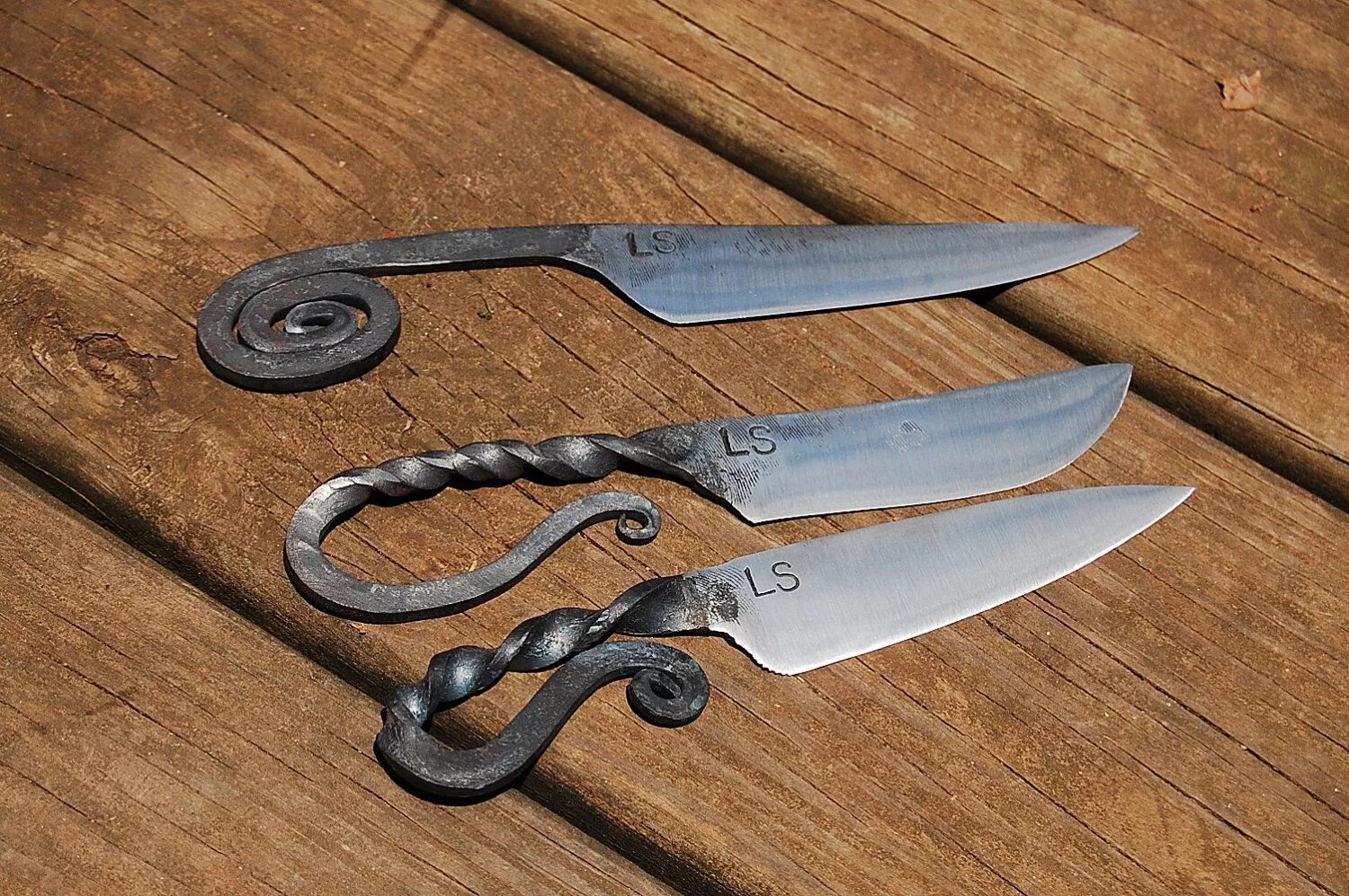 Ножи металлические купить. Blacksmith ножи. Ножи Павловская кузница. Кованые ножи. Кузнечный нож.