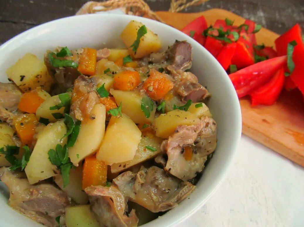 куриные желудки тушеные в сметане. тушёные пупки куриные. желудочки куриные тушеные. тушеные куриные желудки с овощами. желудочки куриные тушеные.