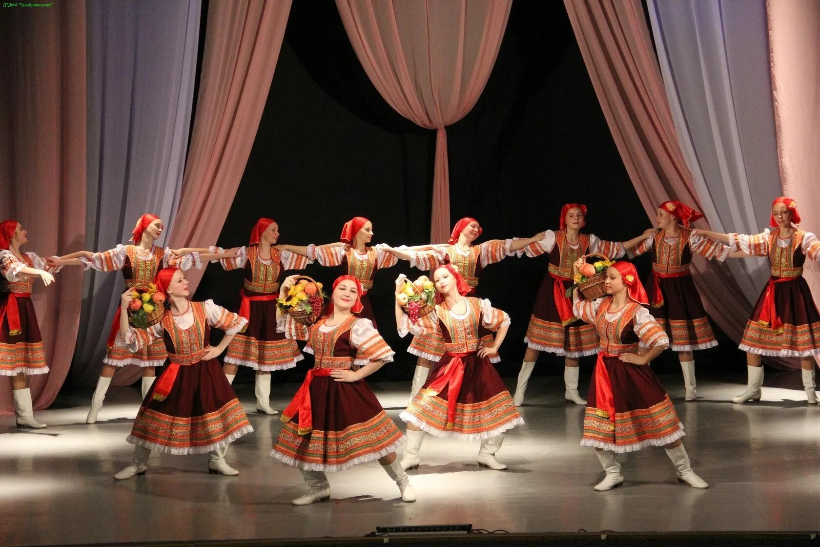 Народные танцы. Русский танец. Нородносценический танец. Ансамбль народного танца.