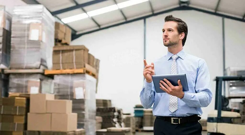 Логистика профессия. Логист. Инженер с телефоном. Логист. Логист.