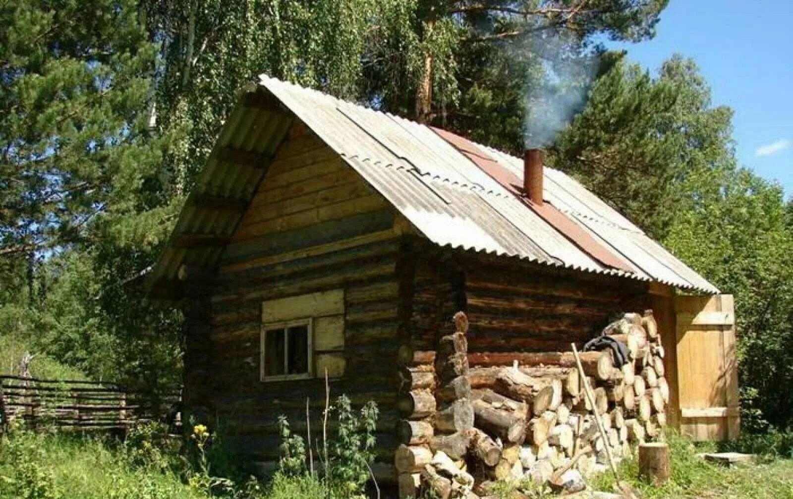 Старая деревенская баня. Маленькие Деревенские бани. Баня русская деревенская. Русская баня в деревне. Купить бани в деревнях