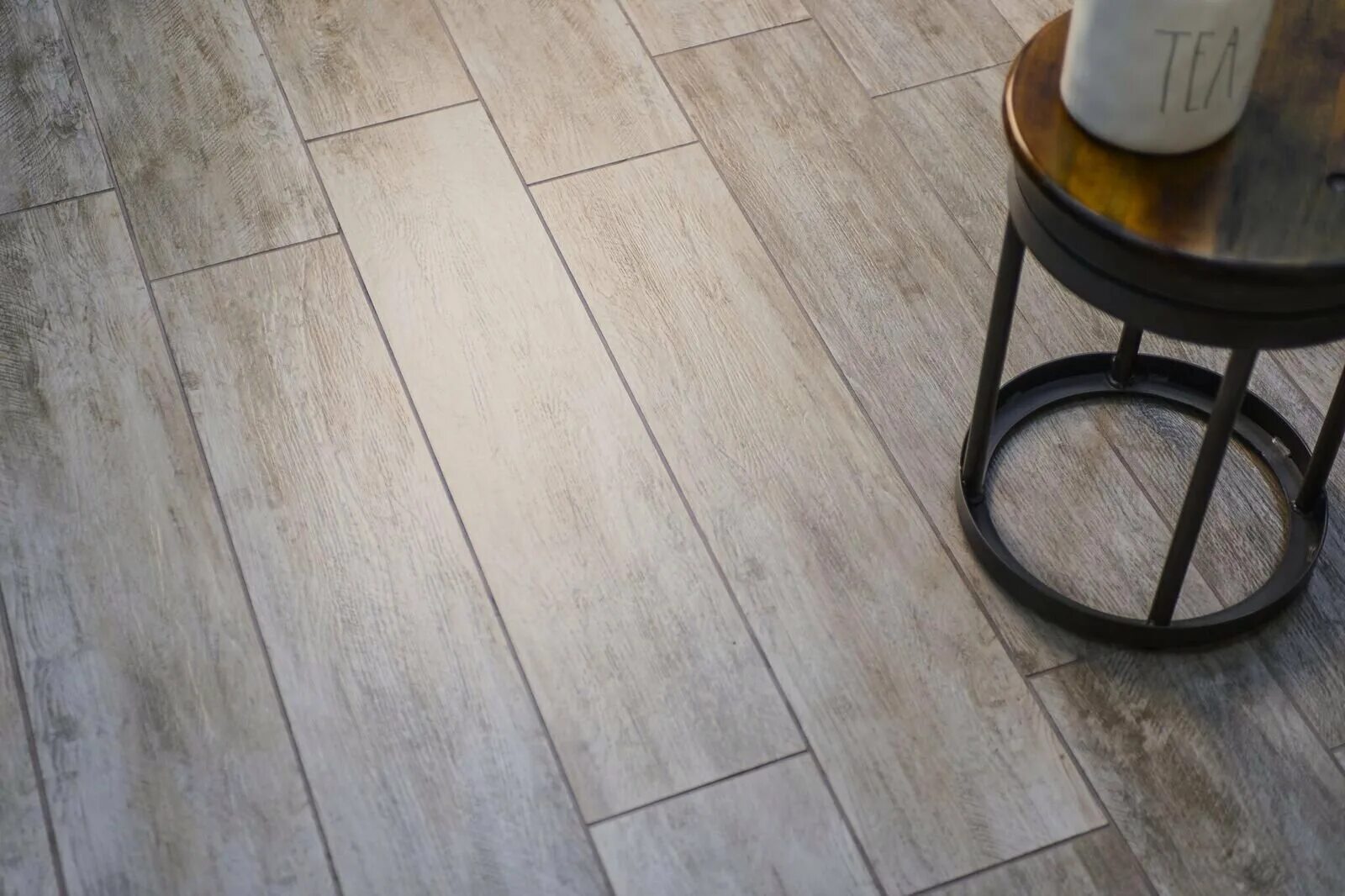 Керамогранит ривер вуд. Плитка под дерево с серой затиркой. Estima artwood aw 01 19. Плитка под дерево какую затирку. Затирка для плитки под дерево.