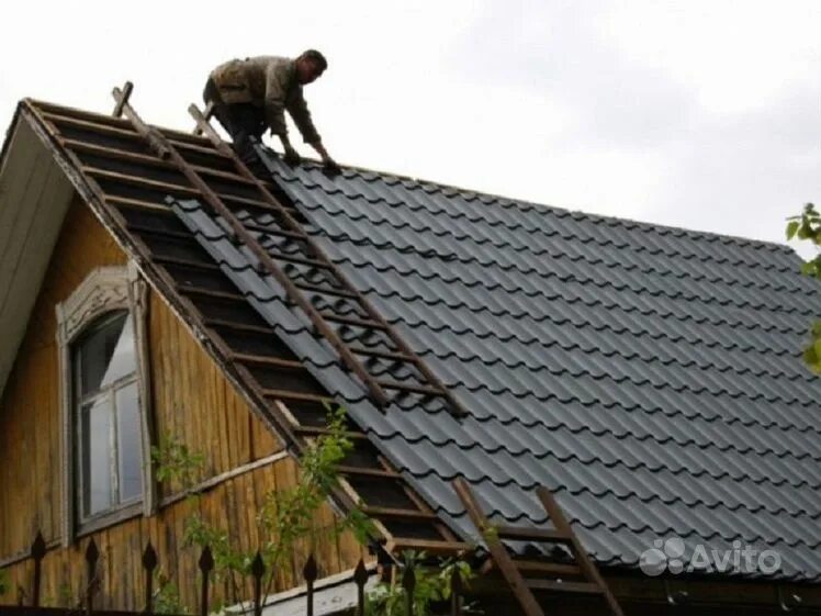 Кровля из профлиста. Укладка металлочерепица на крышу. Кровля ондулином. Кроют крышу на доме. Мягкая скатная кровля.