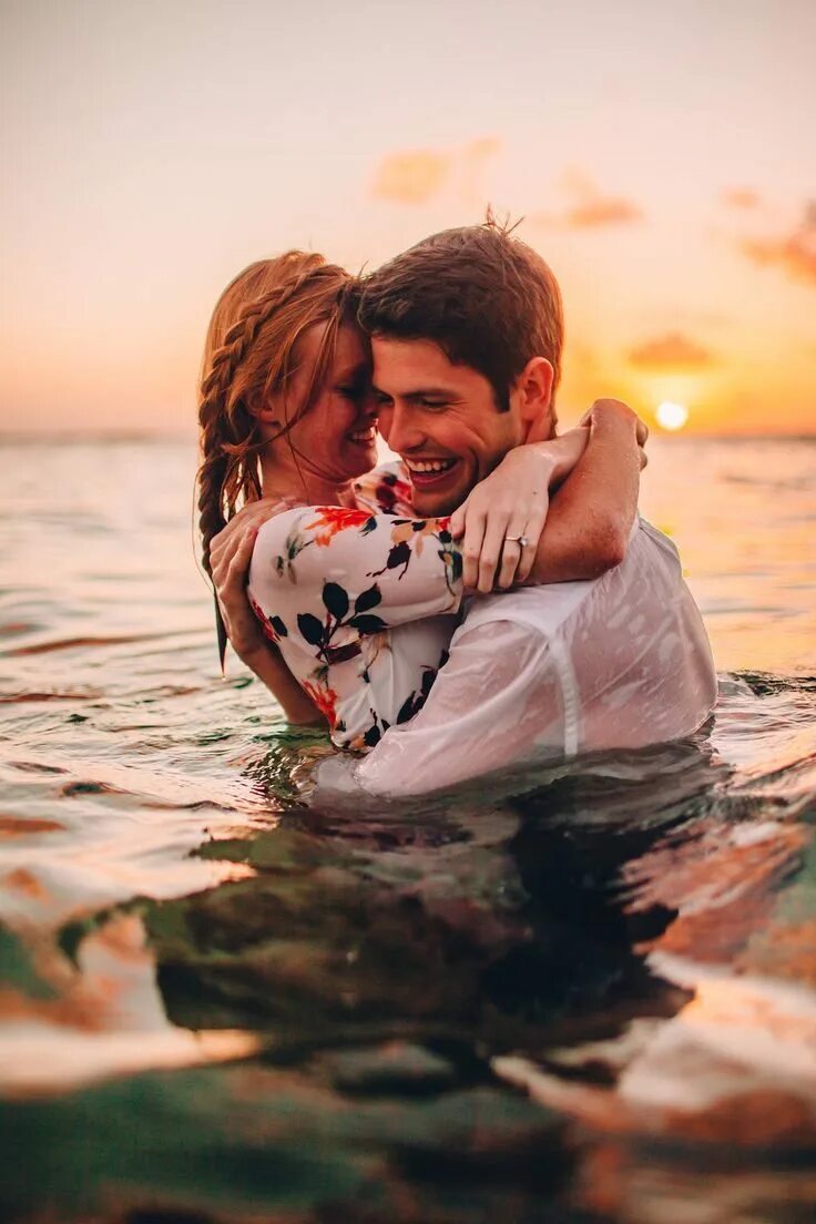 Обнимает девушку. Формула для определения относительной влажности воздуха. Абсолютная влажность водяного пара формула. Смесь жидкости и водяного пара. Отношение пара к воде.