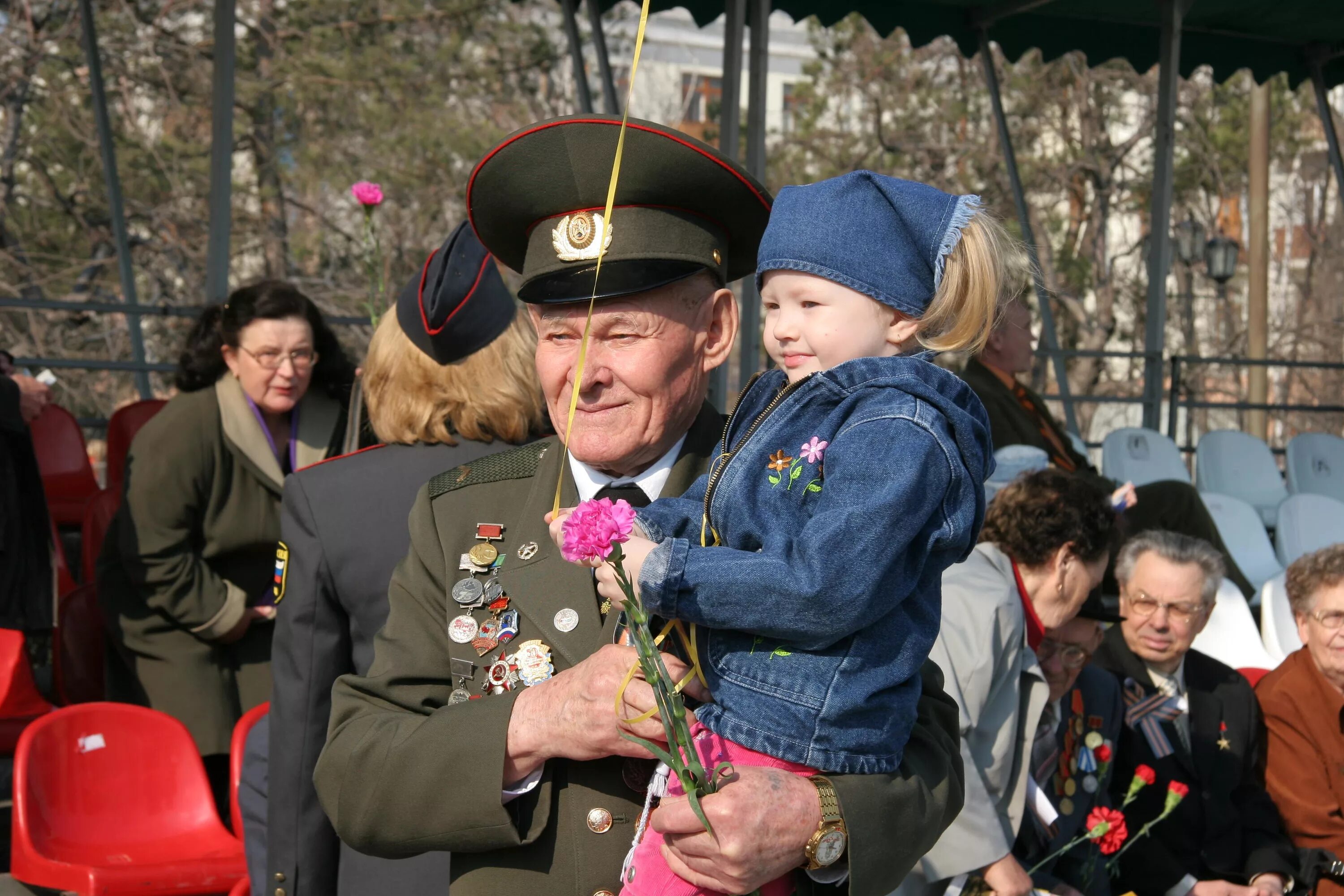 Мальчик на дне победы. День Победы для детей. Празднование дня Победы. Дети и ветераны войны. День Победы ветераны и дети.