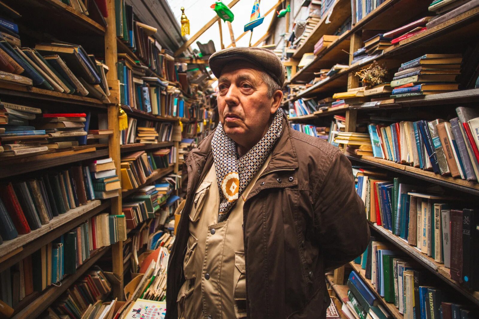 Книжный рынок. Книжный базар. книжный рынок в ираке. люди на книжном рынке.