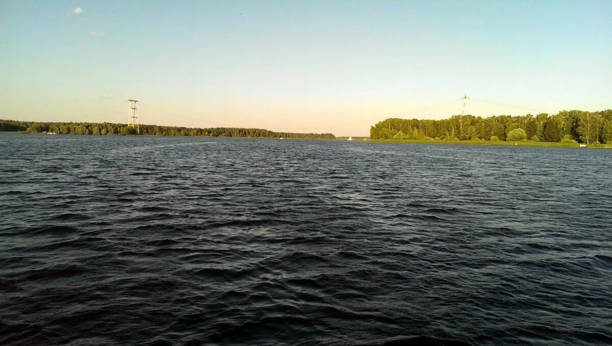 Температура в пироговском водохранилище. Пироговское водохранилище водник. Пляж троицкое клязьминское водохранилище. Бухта радости клязьминское водохранилище. Яхромское водохранилище.
