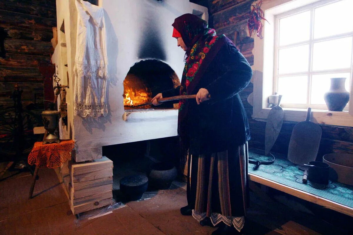 Женщина печет хлеб. Макаров "русская печь". Старинные русские печи. Старая русская печь. Русская печь в старину.