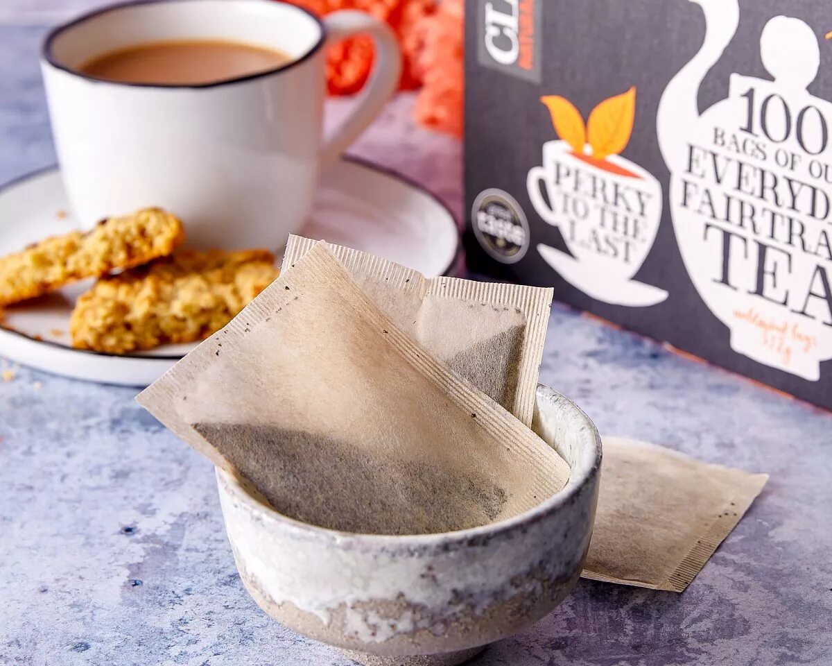 Чайный пакетик на белом фоне. Игра чайный пакетик. Кружка чая с пакетиком. Чайный пакетик на прозрачном фоне. Игра чайный пакетик.