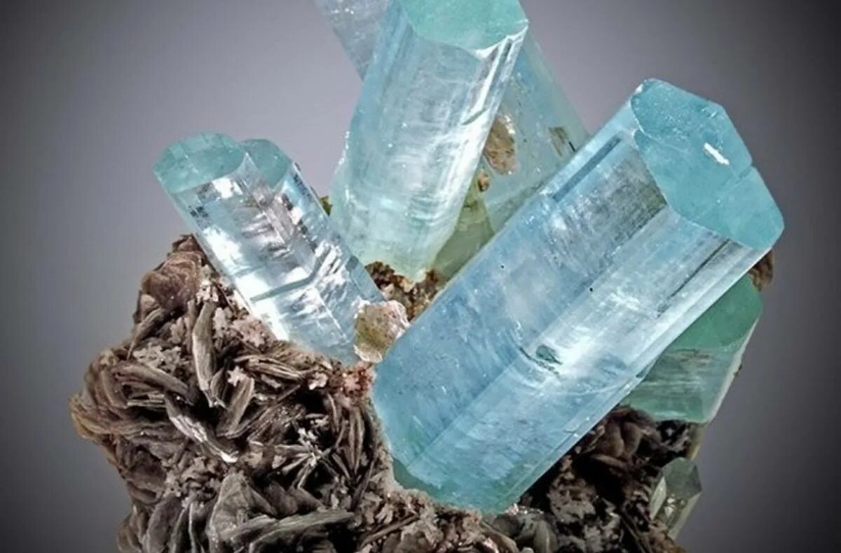 Флюорит опал. Аметистовый хрусталь. Аметист камень. Кристаллы земли. Кристалл земли.