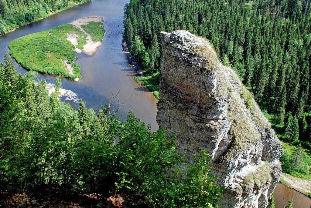 Природные ресурсы урала водные. Река Усьва Пермский край сплав. Сплаве по реке Усьве Пермский край. Усьвинские столбы Пермский край. Уральские горы в Пермском крае.