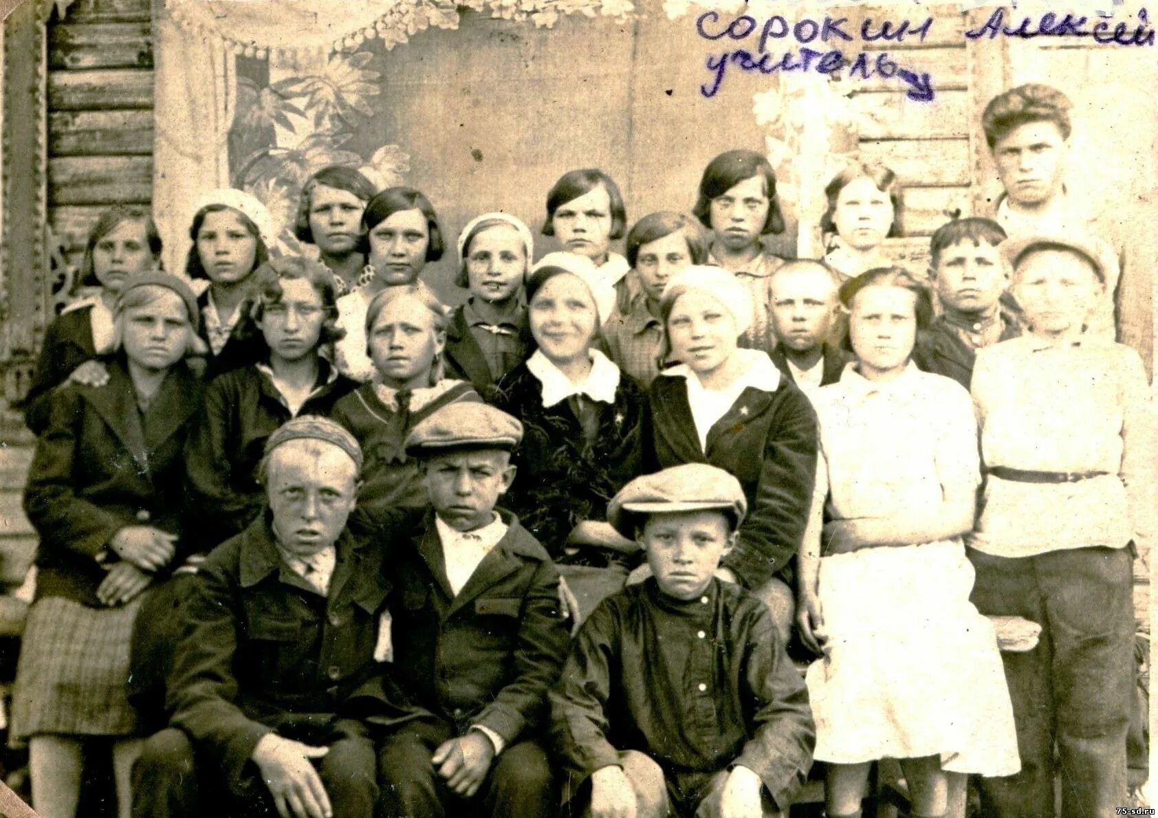 Школа 1937 года. Школа 1937 2004 года. Школа 1937 год фото. Ивойлово школа 1937 года.