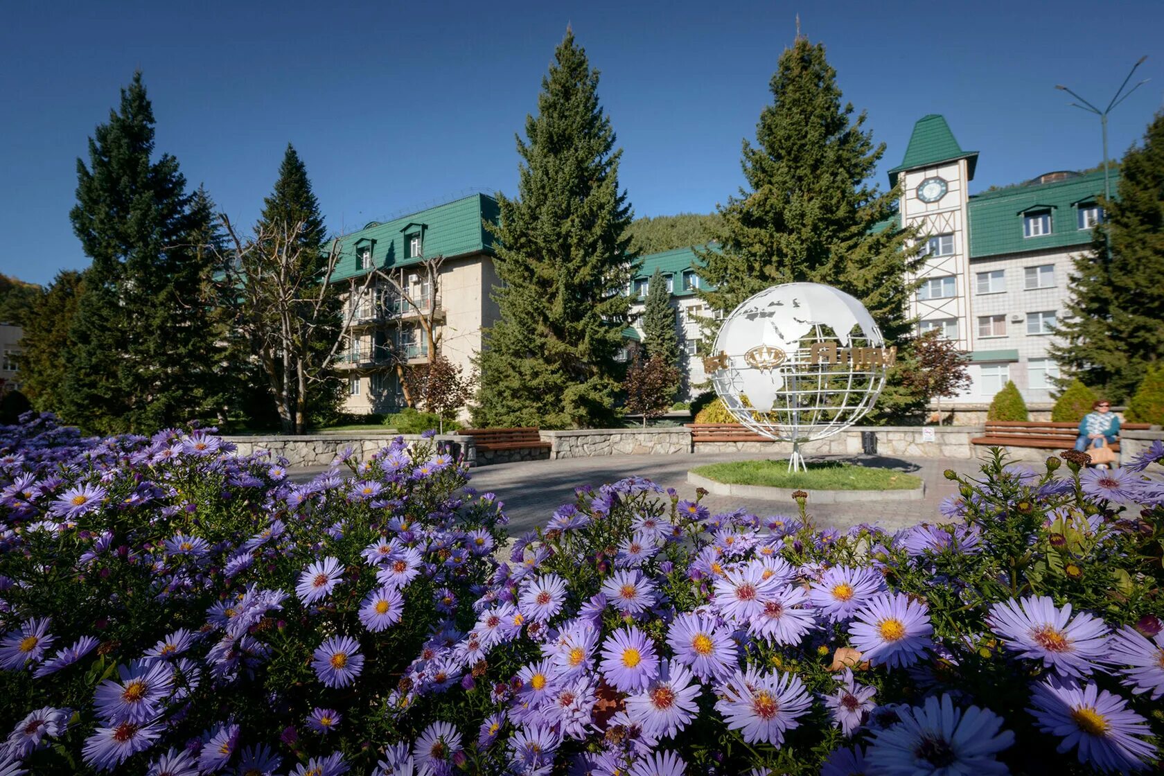 Белокуриха в сентябре. Белокуриха июль. Белокуриха администрация фото здания. Алтай-вест белокуриха осенью. Белокуриха июль.