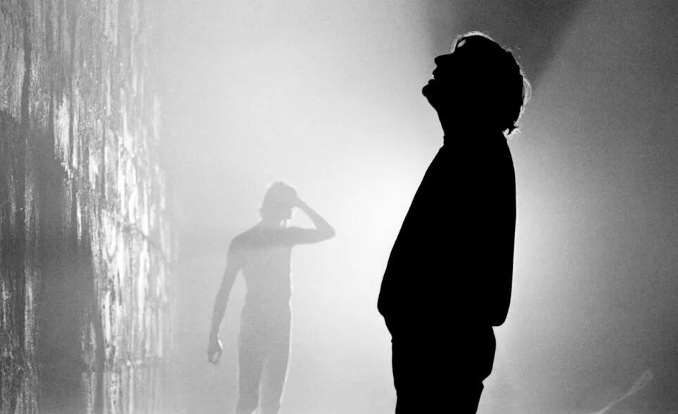 Тень над человеком. Тень от человека. Человеческая тень. Интересные тени. Кто он тень.