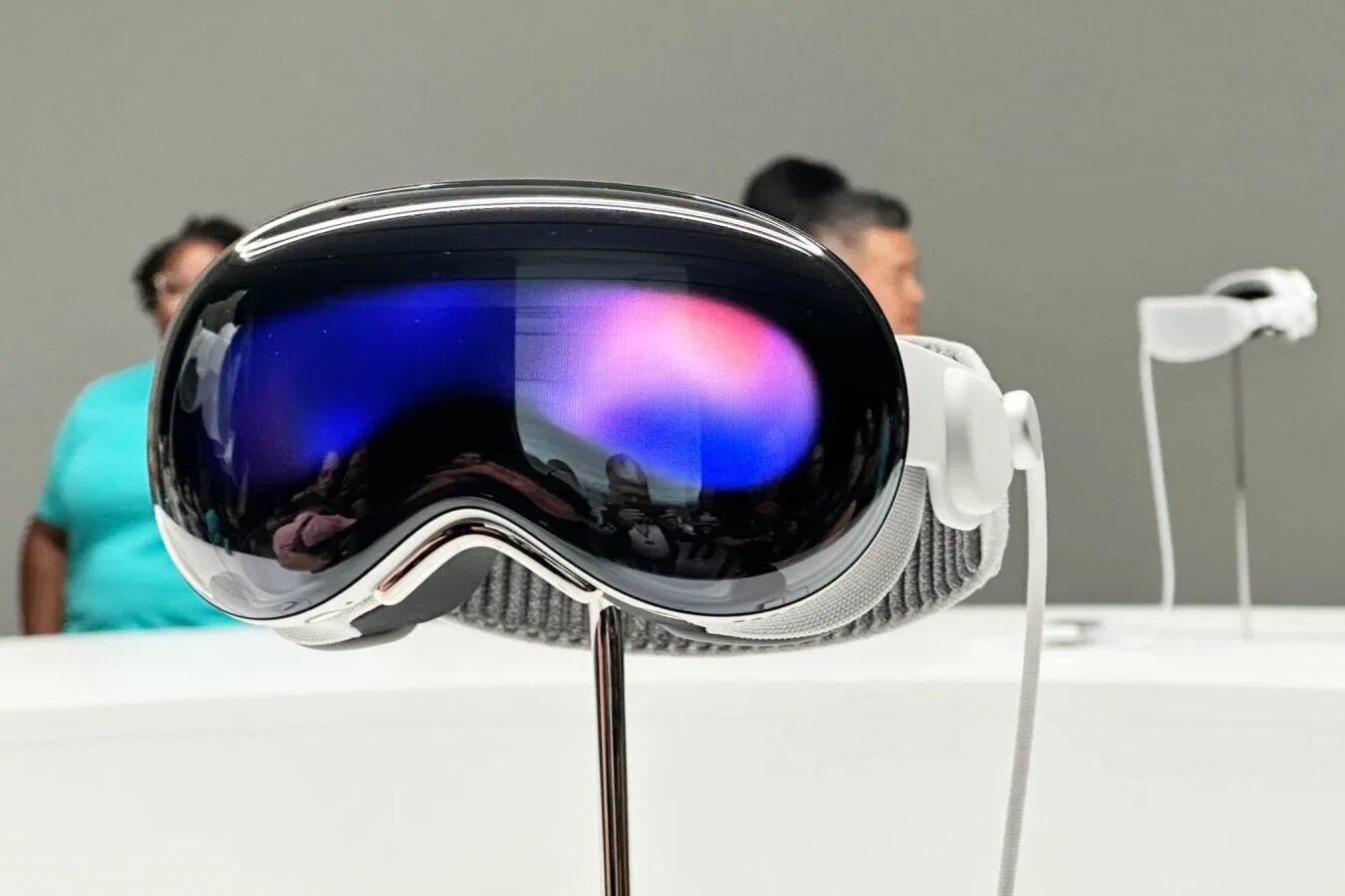 Эпл вижн про что это. Эпл вижн про что это. Очки дополненной реальности от apple. Очки дополненной реальности apple. Apple представила очки смешанной реальности vision pro.