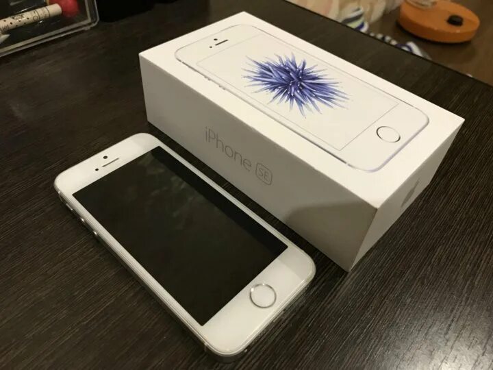 Apple se 64. Iphone se Silver. Айфон se белый 1 поколения. Айфон се серебристый. Iphone se серебристый.