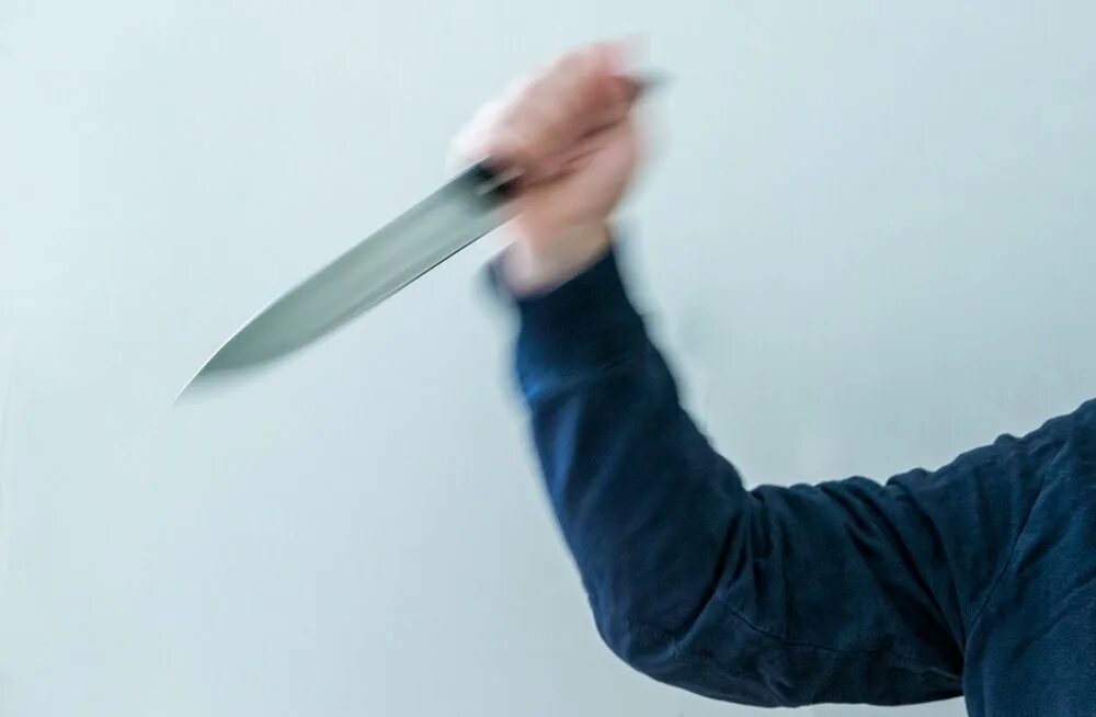 Человек с ножом во сне. Человек замахивается ножом. Человек с ножом улыбается. Мужчина замахивается ножом.