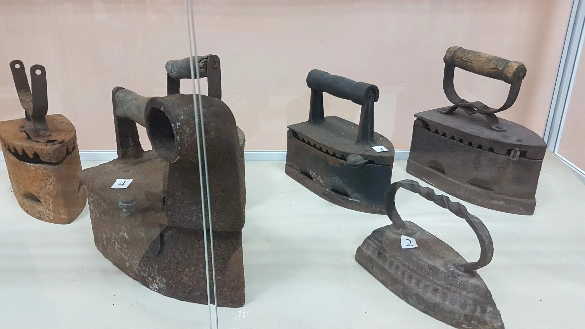 антикварные вещи. история старинных вещей. предметы быта в старину. сообщение о предмете старины. самый первый утюг.