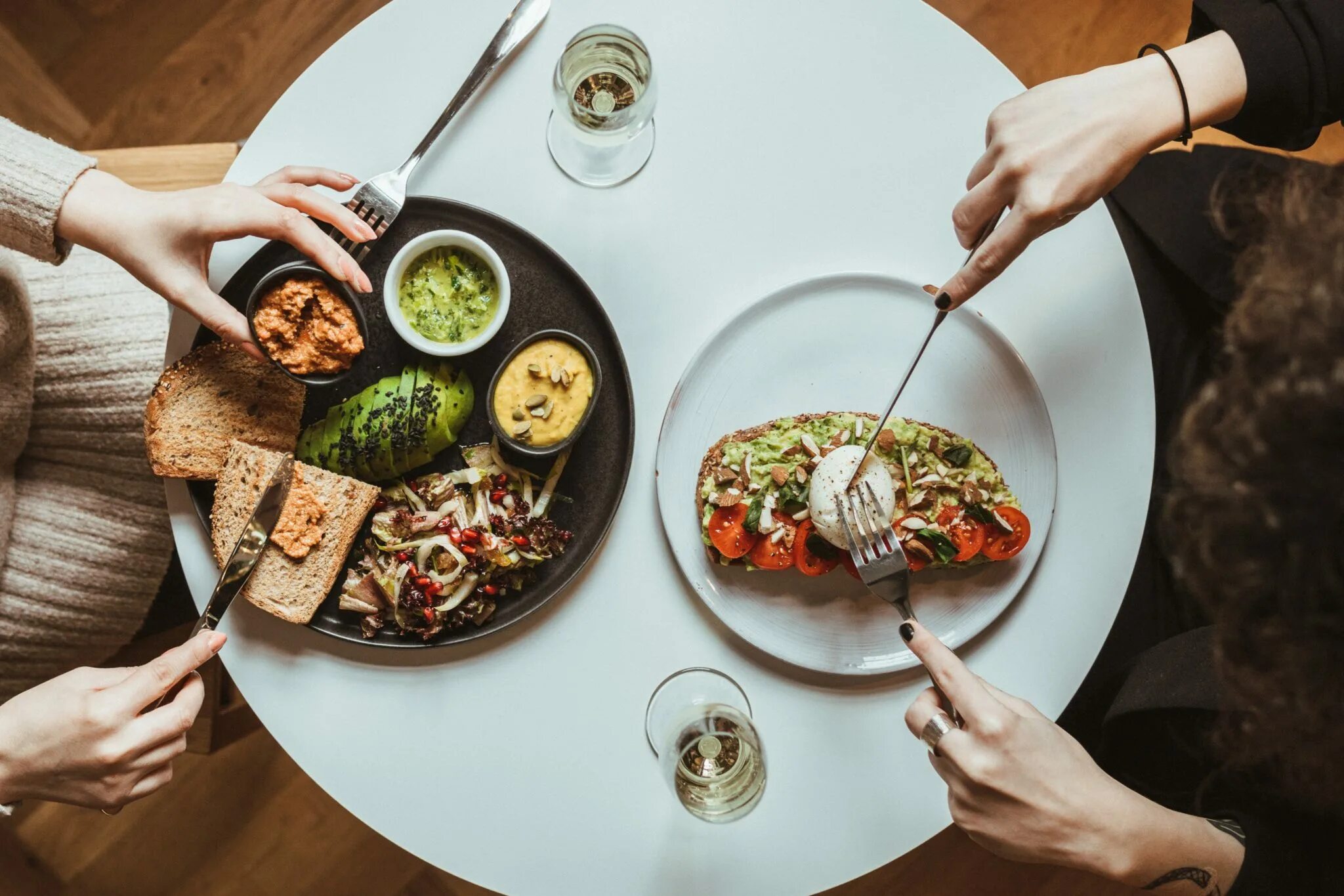 Женщина на кухне. Питание. Готовка как хобби. Фотосессия на кухне. Много еды на столе.