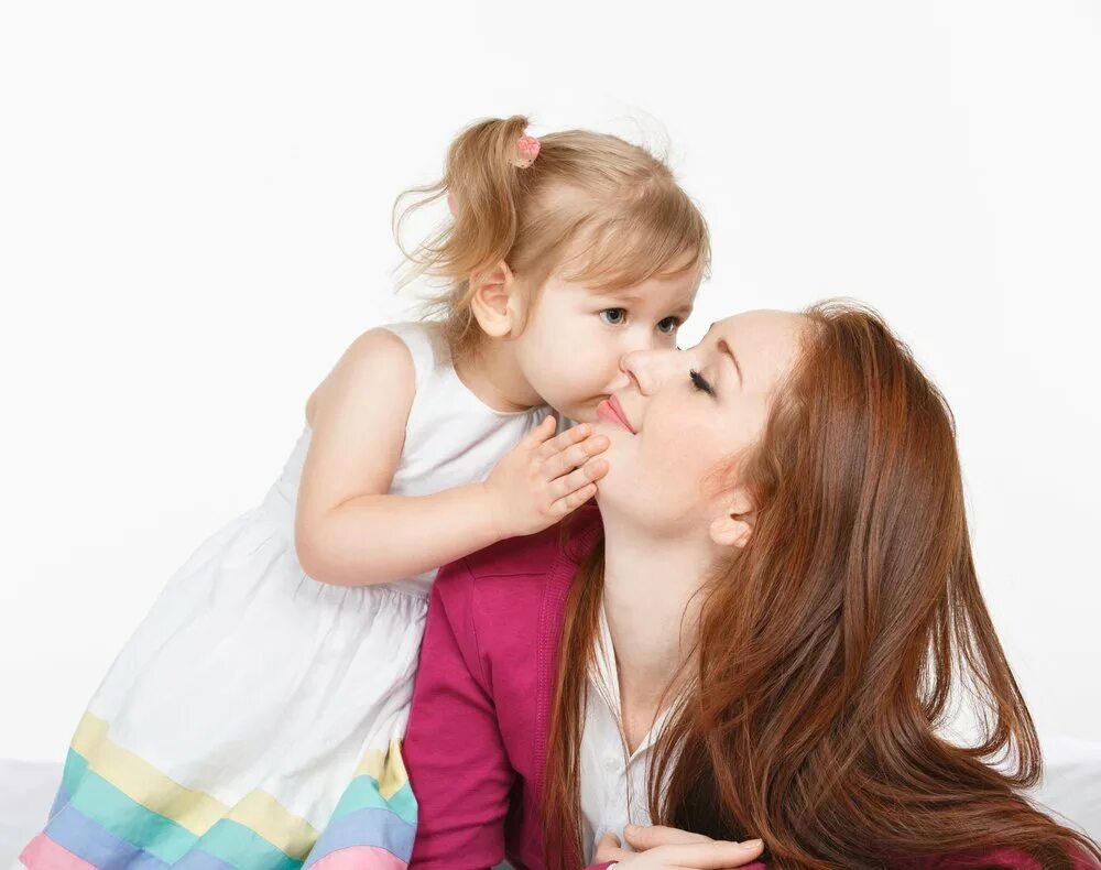 Мамы без смс. Мать с ребенком. Дочки-матери. Мама и дочка. Ребенок целует.