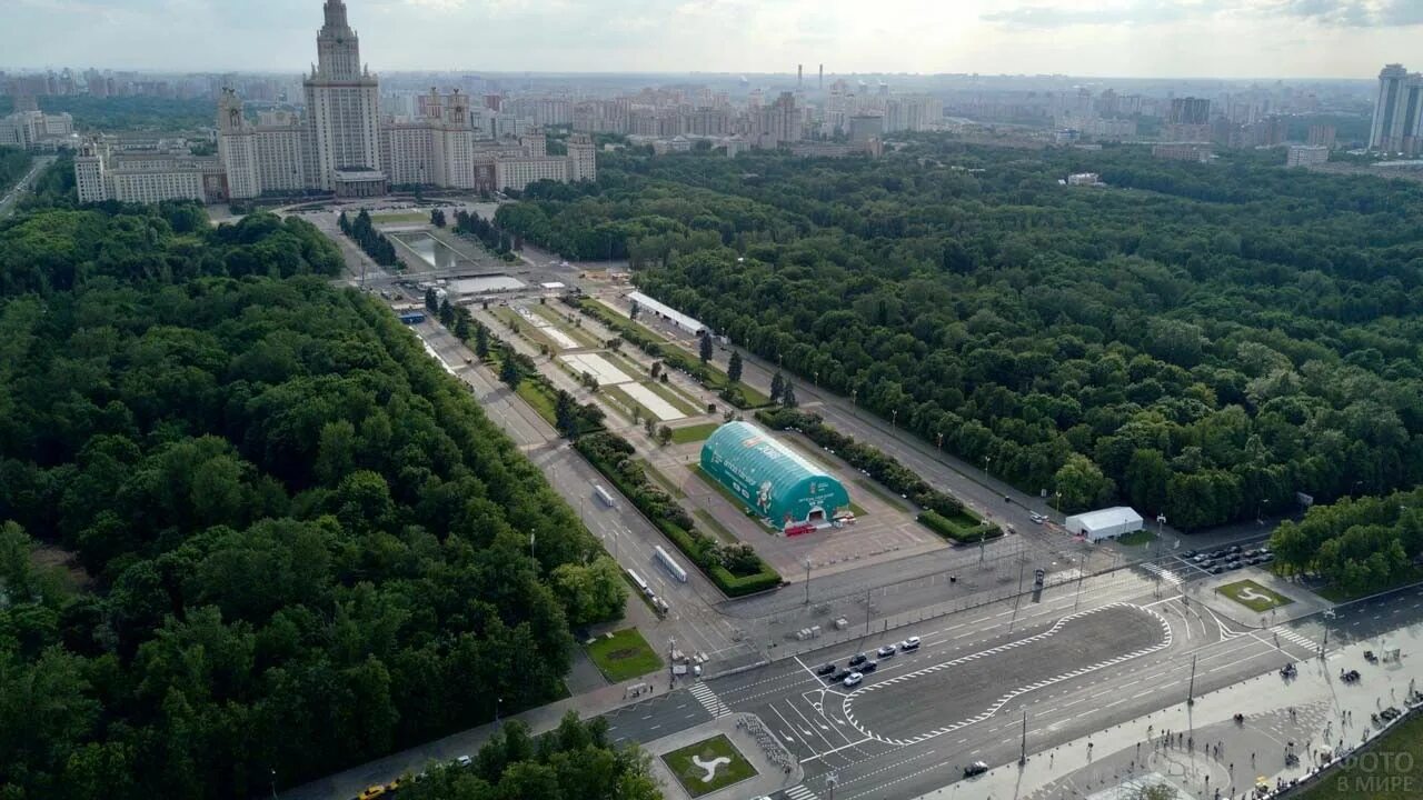 Площадь мгу. Смотровая площадка МГУ Воробьевы горы. Москва обзорная площадка у МГУ. Воробьевы горы вид на МГУ. Смотровая площадка Воробьевы горы сверху.