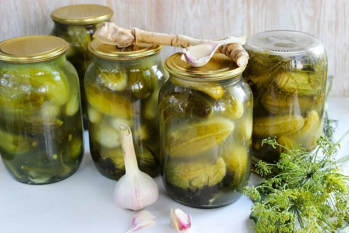 Огурцы маринованные. Огурцы маринованные кружочками. Огурцы консервированные. Приготовление маринованных огурчиков. Огурцы маринованные.