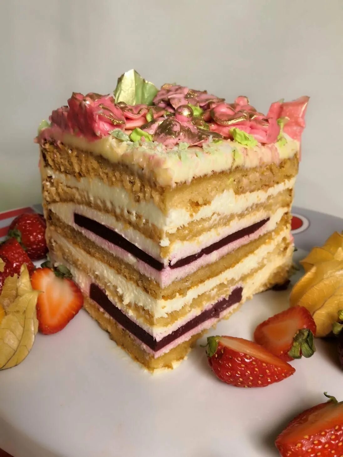 Торт с медовыми коржами и кремом чиз. Медовик с кремом чиз на сливках и черникой. Украшение медовика кремом чиз. Бисквитный торт. Торт с медовыми коржами.