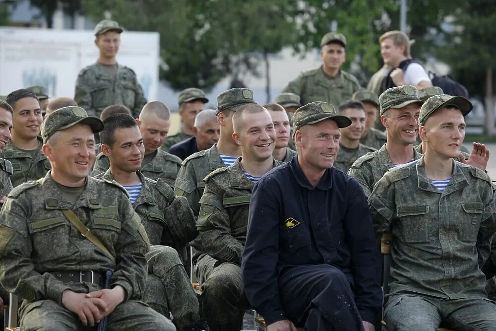 Сколько контрактников сегодня. Российский контрактник. Военные контрактники. Контрактники в Российской армии. Солдат контрактник.