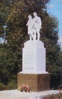 Памятник 8