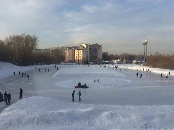 Каток в барнауле с прокатом коньков. Каток барнаул речка. локомотив барнаул каток. каток барнаул на улице. клевченя каток размер.