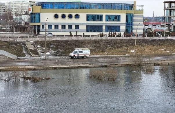 Уровень воды в упе тула сегодня. Мост УПА Тула Дрейера. УПА Тула уровень воды. Уровень воды в Упе Тульской области. Разлив Упы в Туле сегодня.