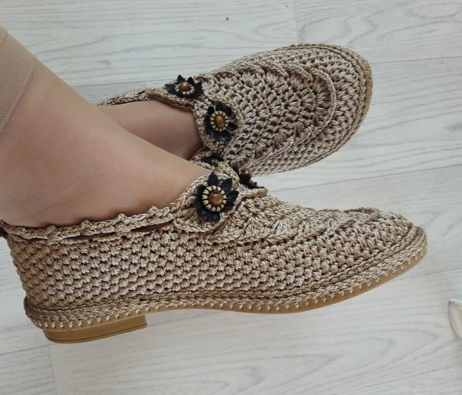 Вязаные ботинки крючком. Мокасины женские крючком. Вязаная обувь. Вязаная обувь. Вязаные ботинки крючком.