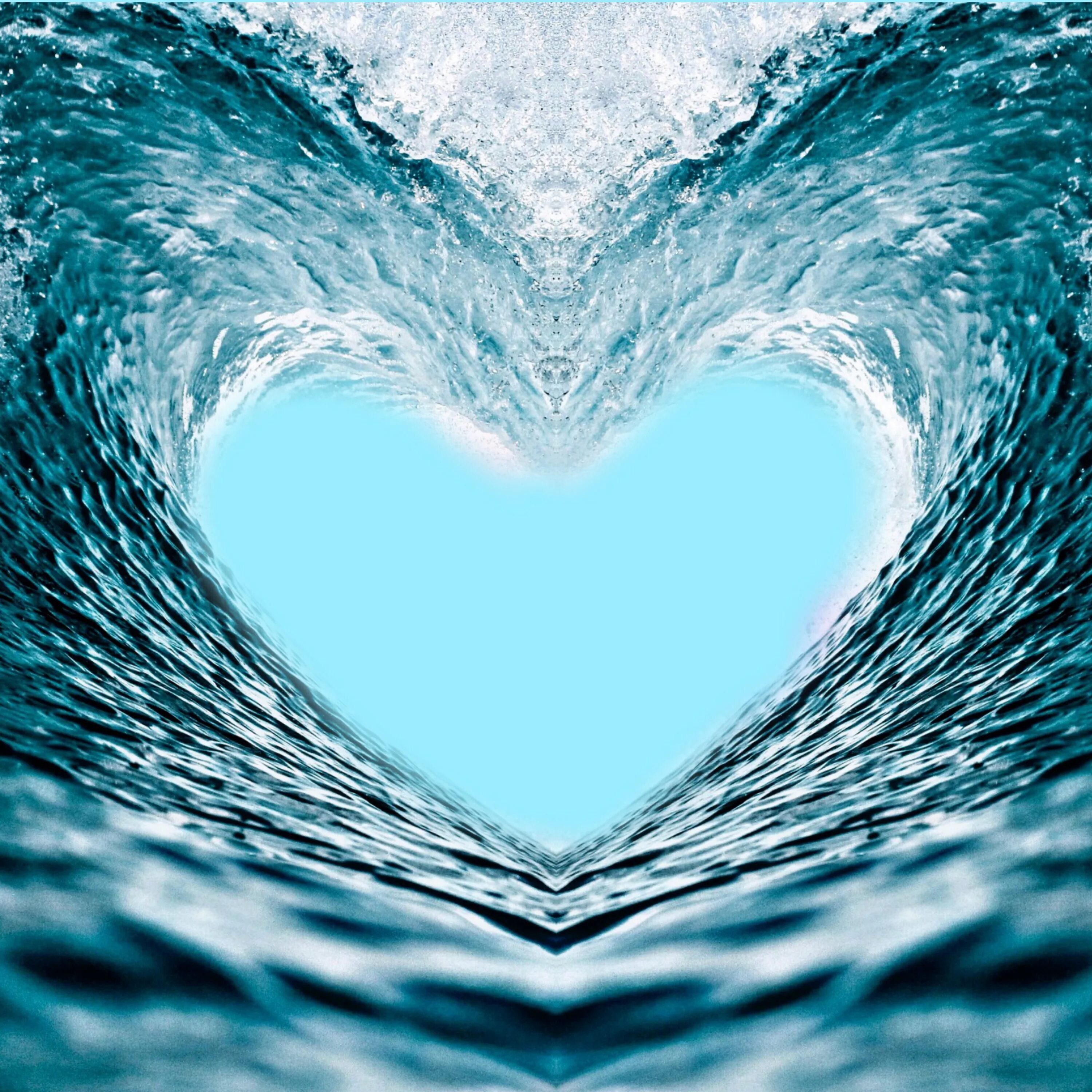 В сердце моря. Сердце из воды. Волна сердце. Океан любви.