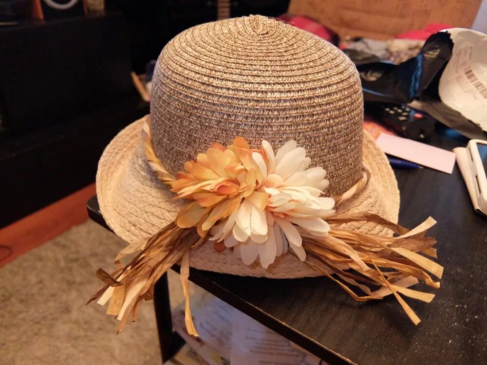 Цвет соломенной шляпы. Шляпа из рафии Одри. Шляпа канотье рафия. Канотье из рафии. Шляпа летняя плетеная.