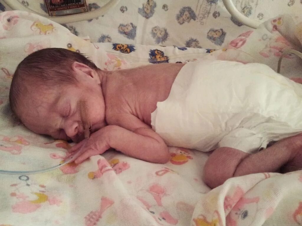 Недоношенный малыш 600 грамм. Двойняшки родившиеся на 32 неделе. Пупс огонек олежка. Измерение роста ребенка. Кукла-пупс олежка 33 см.