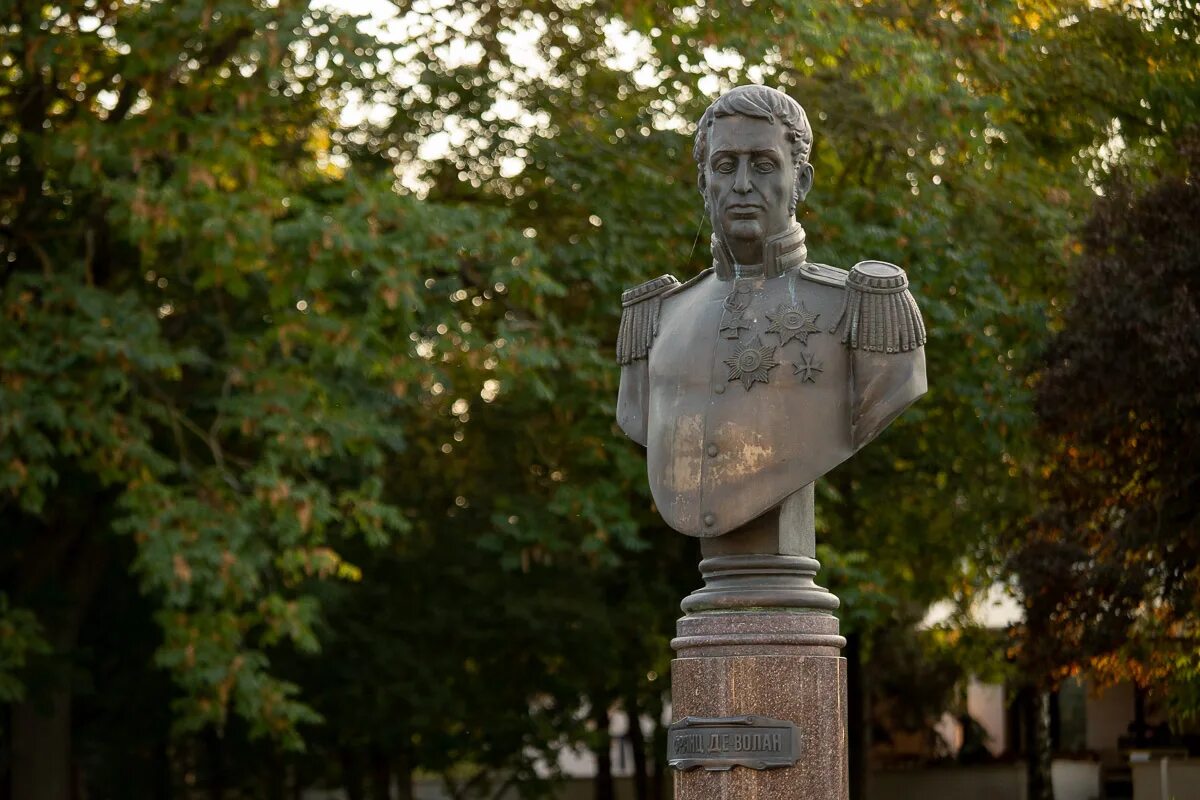 Установлен бюст