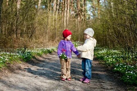 Гуляя по весеннему лесу друзья наслаждались