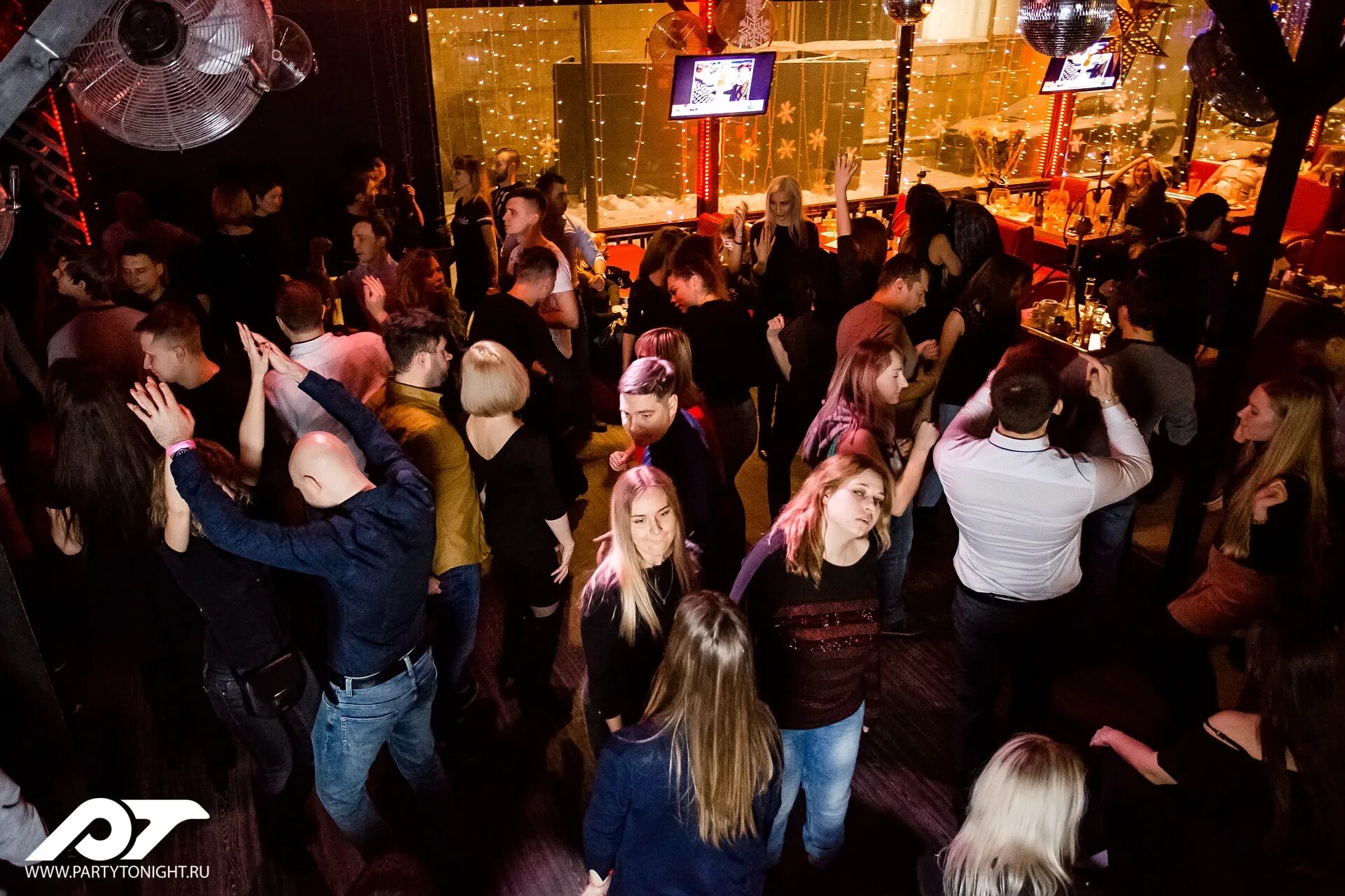 танцевальная площадка в клубе. дискотека 2000 в москве в клубах. клуб 80. дискотека 80 в москве клубы. ночной клуб.